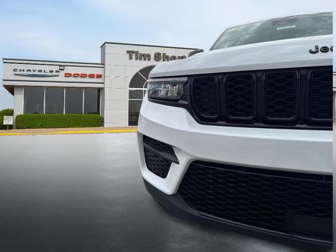 Used 2025 Jeep Grand Cherokee Altitude AWD/4WD image 10