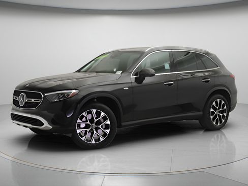 Used 2025 Mercedes-Benz GLC 350e 4MATIC image 3