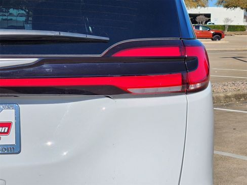 Used 2025 Chrysler Pacifica Select image 16