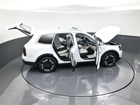 Used 2024 Kia Telluride EX w/ EX Captain's Chair Package image 14