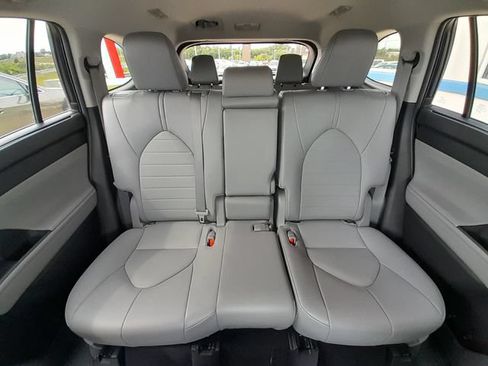 Used 2021 Toyota Highlander XLE AWD/4WD image 45