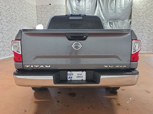 Used 2018 Nissan Titan SV image 5