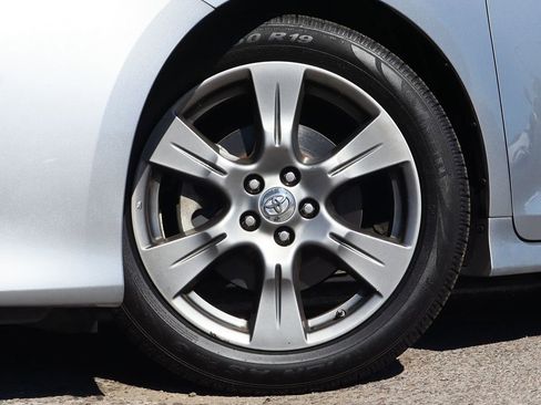 Used 2017 Toyota Sienna SE Premium image 5