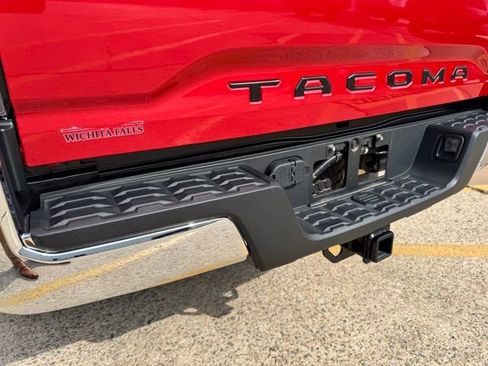 Used 2021 Toyota Tacoma TRD Off-Road AWD/4WD image 11