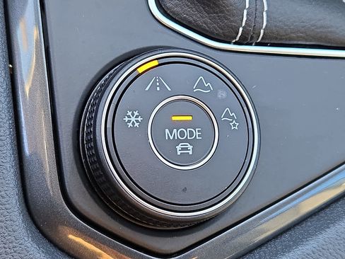 Used 2024 Volkswagen Tiguan SE w/ Panoramic Sunroof Package image 27