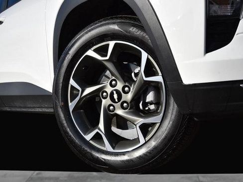 Used 2025 Chevrolet Trax LT w/ LT Convenience Package image 3