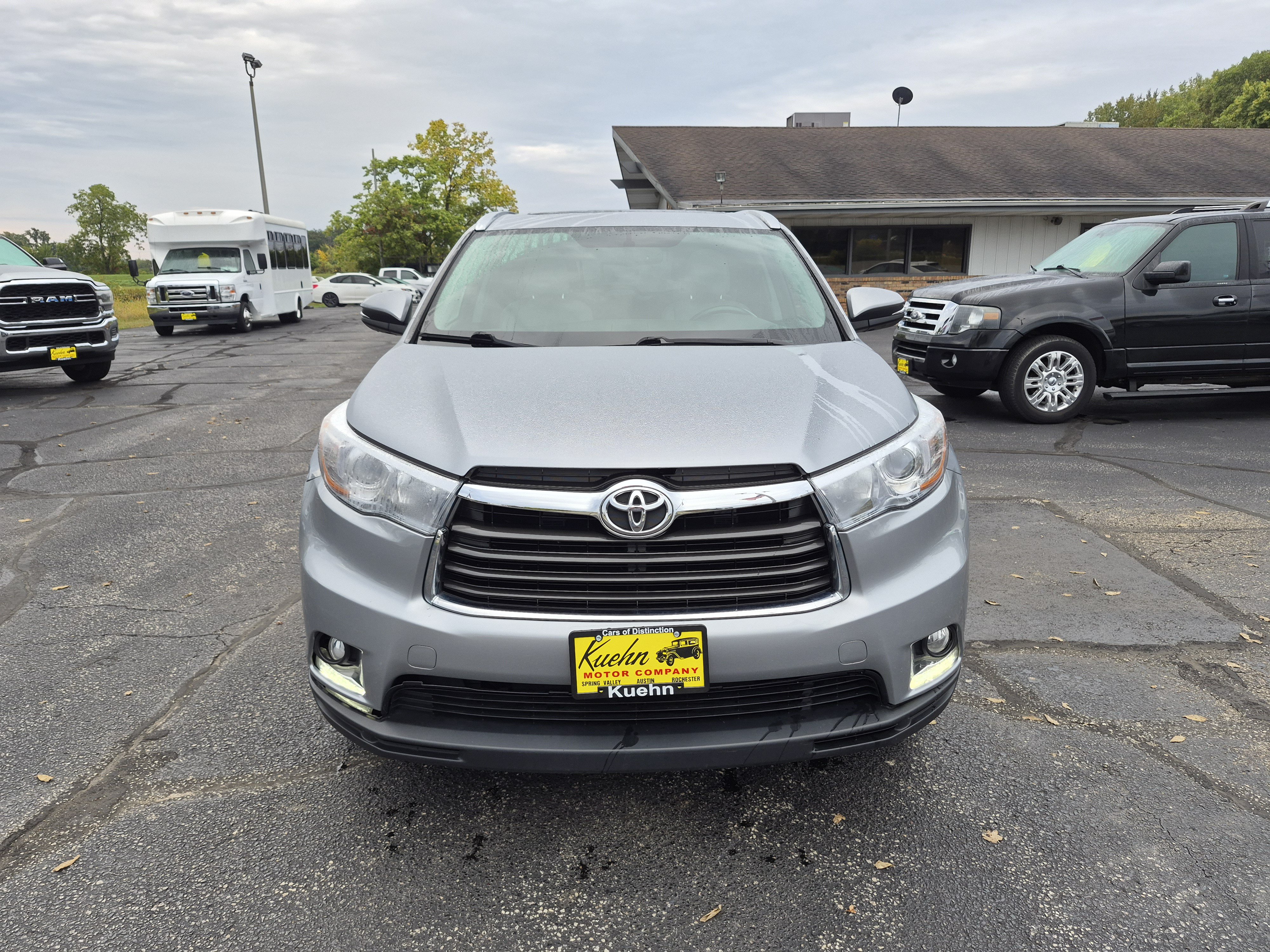 Used 2014 Toyota Highlander Limited w/ Preferred Accessory Package AWD/4WD image 3