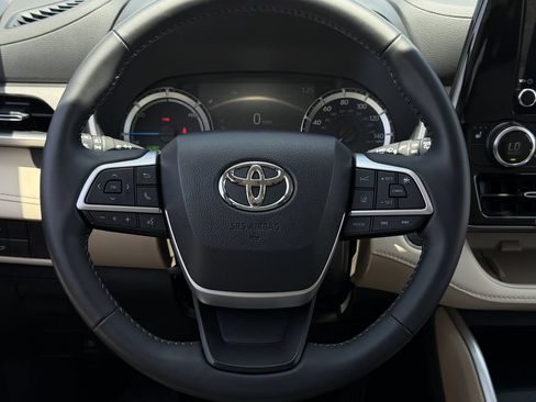 Used 2025 Toyota Highlander XLE AWD/4WD image 14