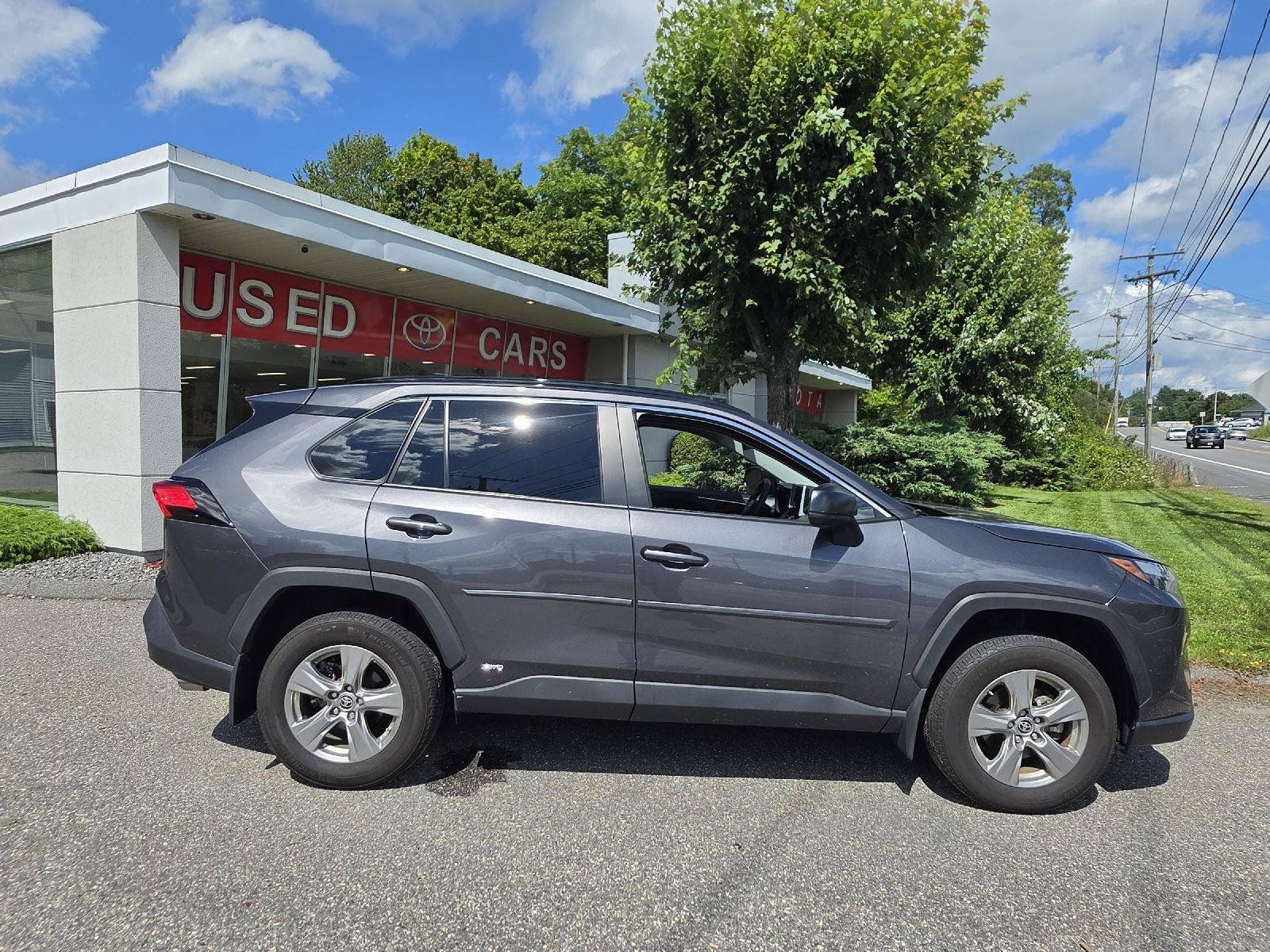 Used 2024 Toyota RAV4 LE AWD/4WD image 2