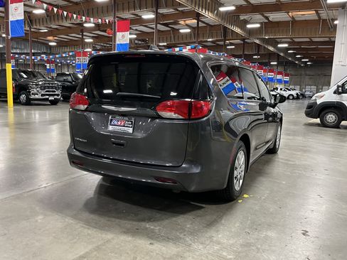 Used 2020 Chrysler Voyager L image 5