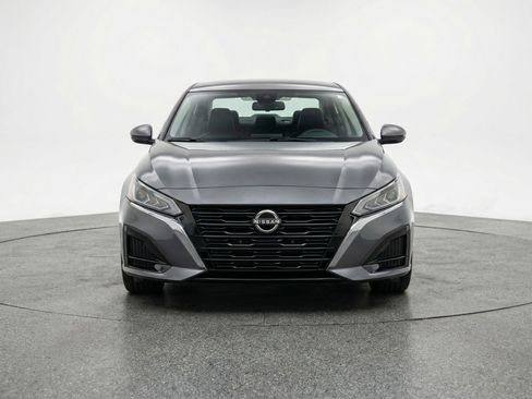 Used 2025 Nissan Altima 2.5 SV FWD image 2