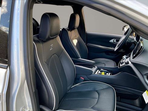 New 2026 Chrysler Pacifica Limited w/ S Appearance Package image 9