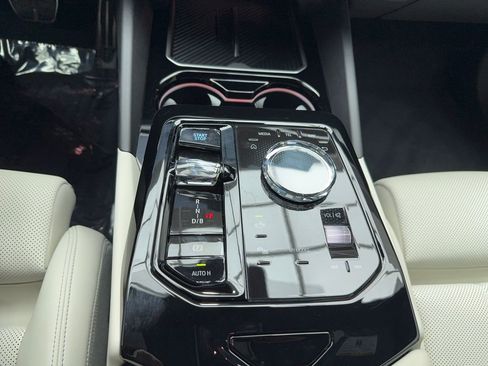 Used 2025 BMW i5 eDrive40i w/ Executive Package image 32