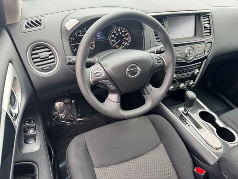 Used 2017 Nissan Pathfinder SV image 25