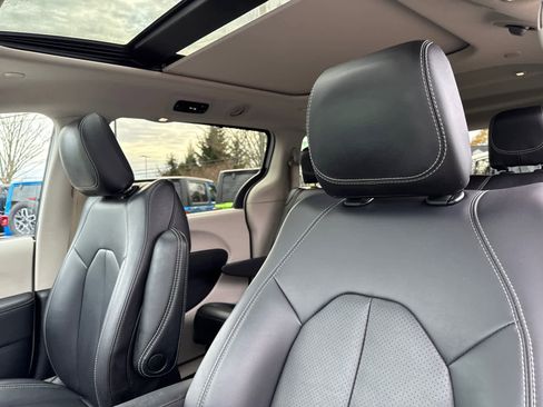 Used 2023 Chrysler Pacifica Touring-L image 15