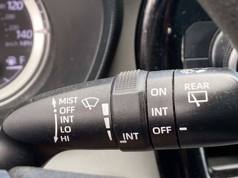 Used 2021 Toyota Highlander L AWD/4WD image 19