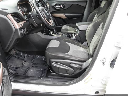 Used 2018 Jeep Cherokee Latitude w/ Altitude Package FWD image 18