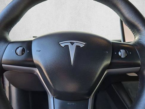Used 2022 Tesla Model Y Long Range AWD/4WD image 23