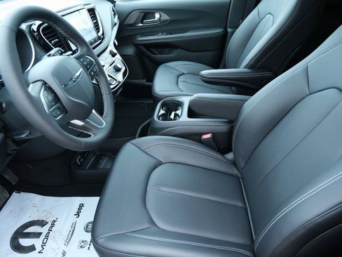 New 2026 Chrysler Voyager LX image 5