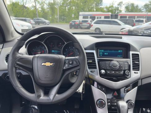 Used 2013 Chevrolet Cruze LS FWD image 16
