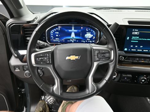 Used 2025 Chevrolet Silverado 1500 LT AWD/4WD image 18