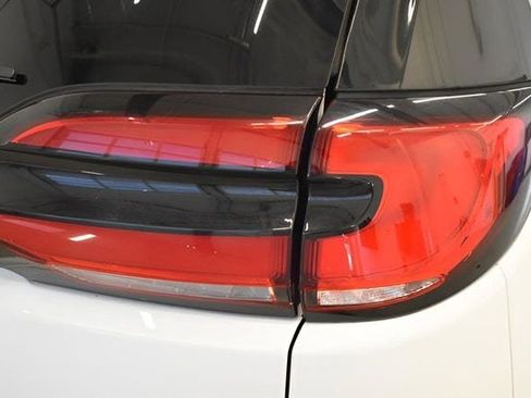 Used 2023 Chrysler Pacifica Touring-L image 12