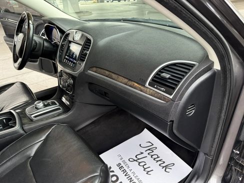 Used 2017 Chrysler 300 C image 22