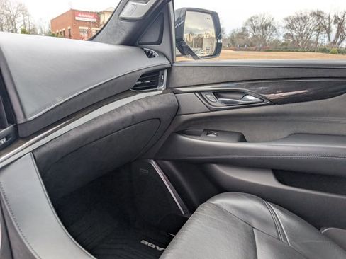 Used 2020 Cadillac Escalade Platinum image 30