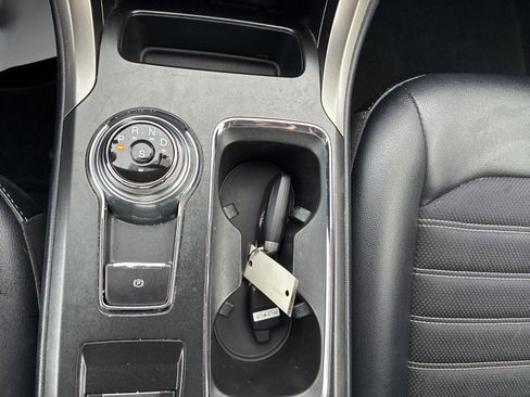 Used 2017 Ford Fusion SE w/ Equipment Group 201A image 18