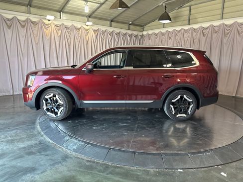 Used 2023 Kia Telluride EX w/ EX Captain's Chair Package FWD image 6