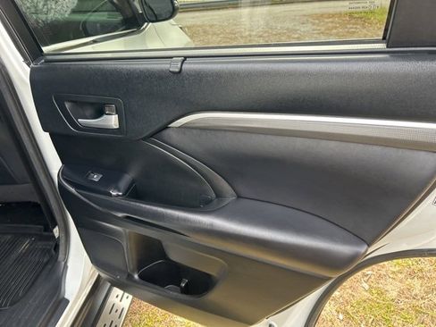 Used 2018 Toyota Highlander SE image 27