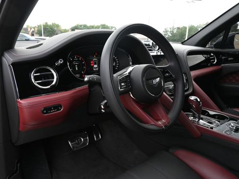 Used 2024 Bentley Bentayga AWD/4WD image 18