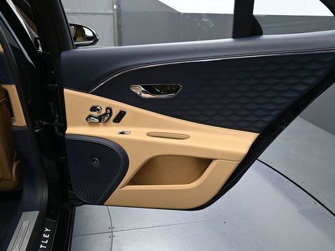 Used 2025 Bentley Flying Spur Plug-In Hybrid image 31