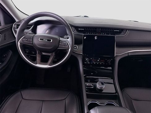 Used 2024 Jeep Grand Cherokee Limited image 2