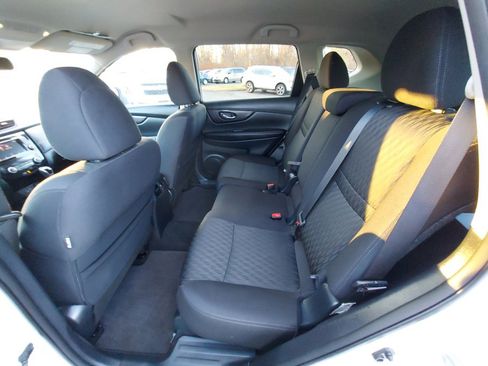 Used 2018 Nissan Rogue SV image 9