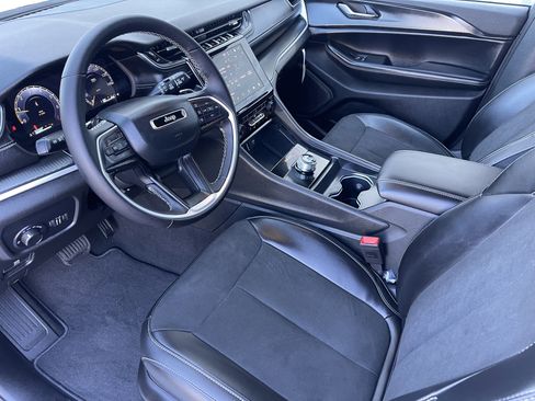 New 2025 Jeep Grand Cherokee L Laredo image 12