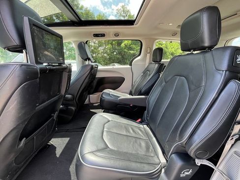 Used 2017 Chrysler Pacifica Limited w/ UConnect Theater Package FWD image 28