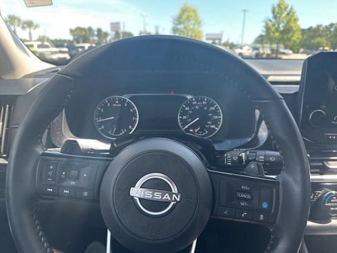 Used 2025 Nissan Pathfinder SL AWD/4WD image 12