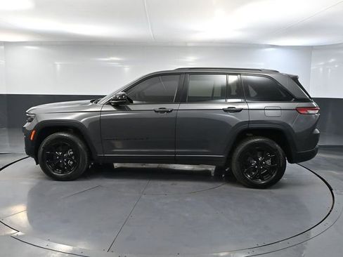 Used 2024 Jeep Grand Cherokee Altitude image 11