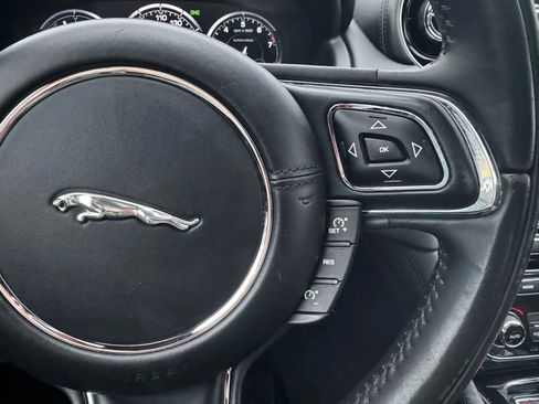 Used 2015 Jaguar XJ R image 21