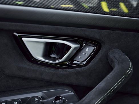 Used 2024 Lamborghini Urus Performante AWD/4WD image 36