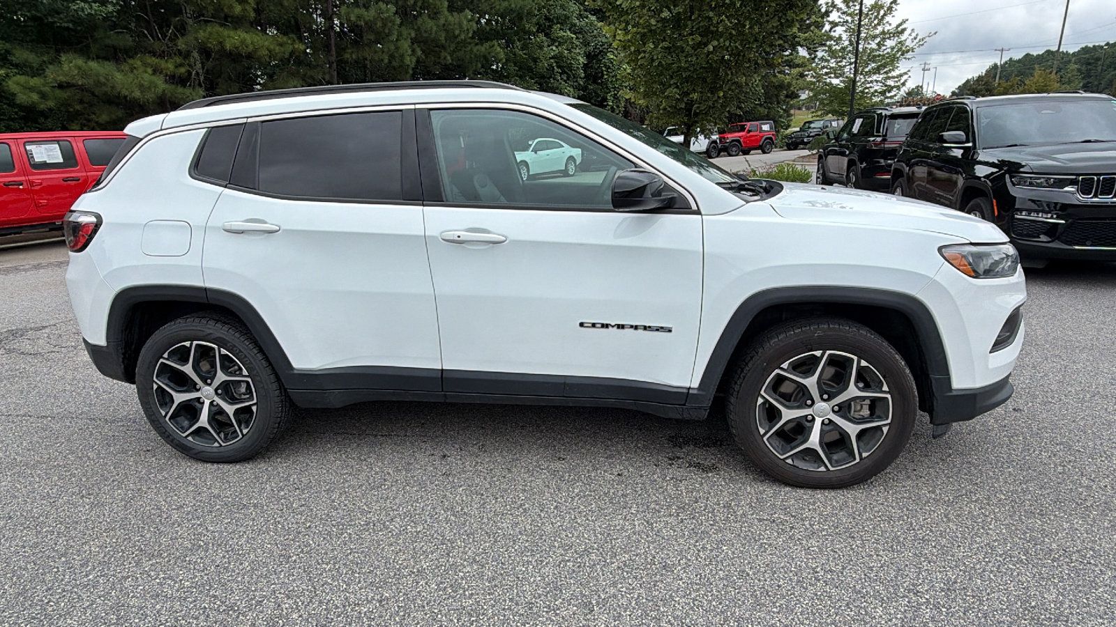 Used 2024 Jeep Compass Latitude AWD/4WD image 7