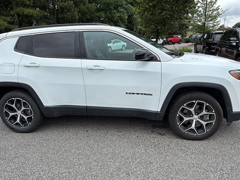 Used 2024 Jeep Compass Latitude AWD/4WD image 7