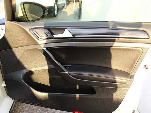 Used 2017 Volkswagen GTI SE FWD image 17