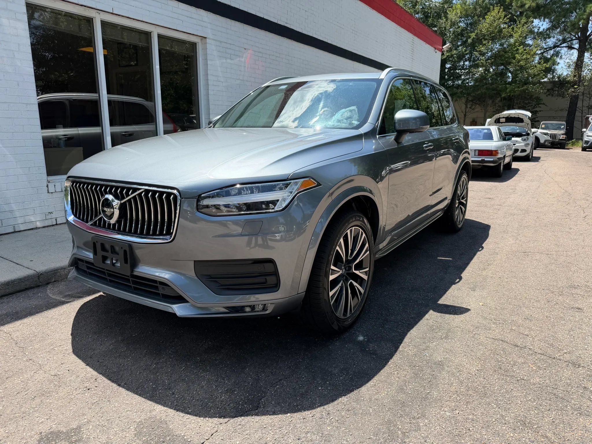 Used 2020 Volvo XC90 T6 Momentum w/ Protection Package Premier AWD/4WD image 2