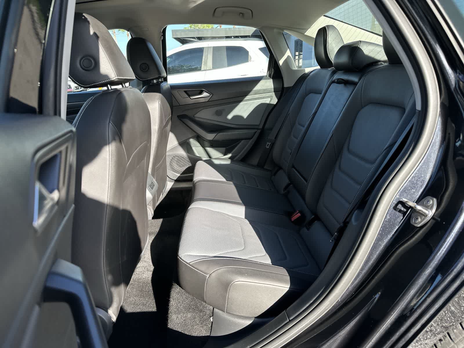 Used 2025 Volkswagen Jetta SEL FWD image 4