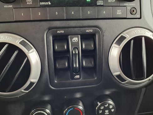 Used 2016 Jeep Wrangler Unlimited Sahara w/ Connectivity Group AWD/4WD image 6