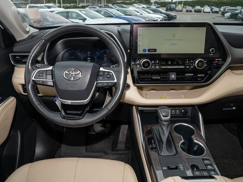 Used 2023 Toyota Highlander Limited image 8