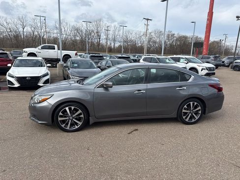 Used 2017 Nissan Altima 2.5 SR FWD image 4