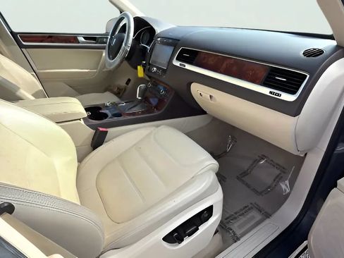 Used 2012 Volkswagen Touareg Executive AWD/4WD image 10